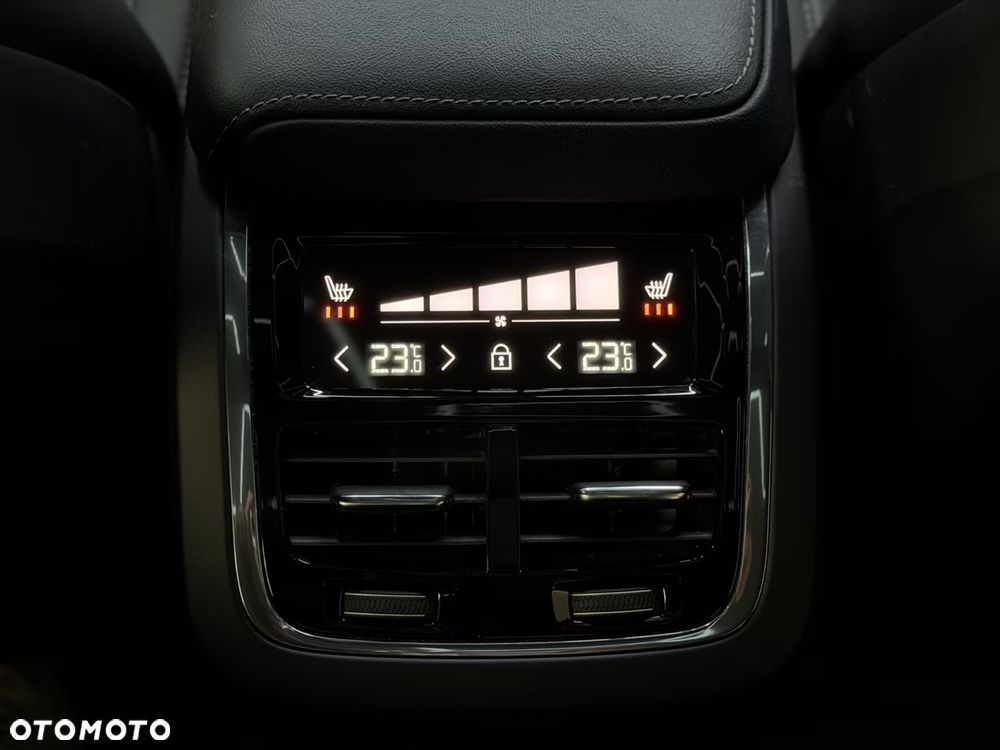 Volvo XC 60 B4 D AWD Ultimate Dark - 24