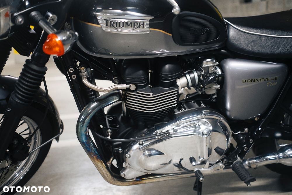 Triumph Bonneville - 12