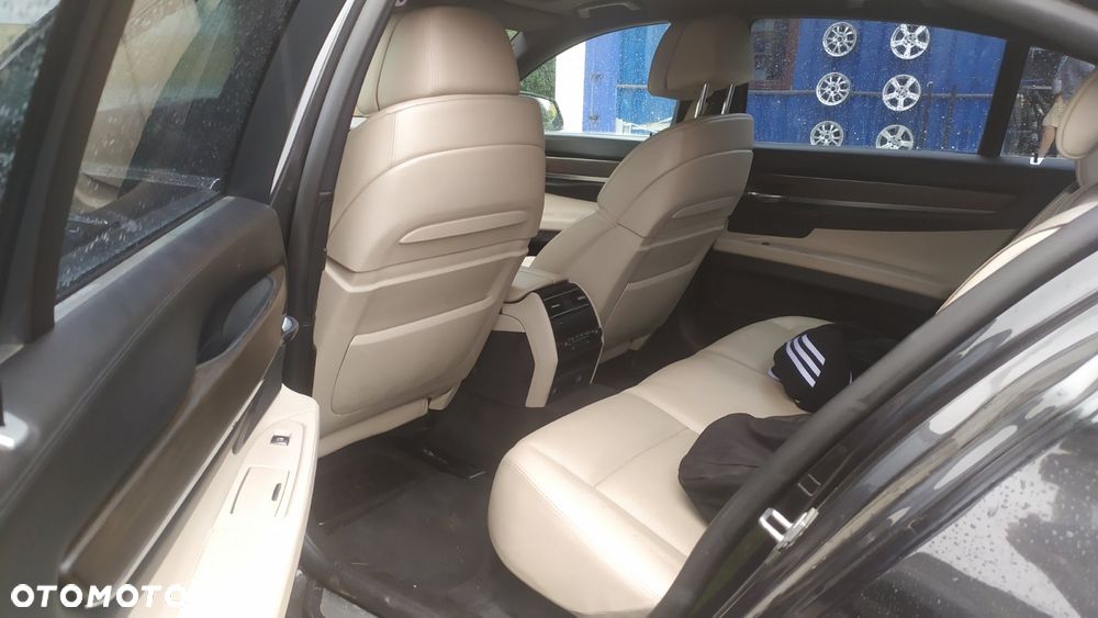 BMW Seria 7 750i xDrive - 9
