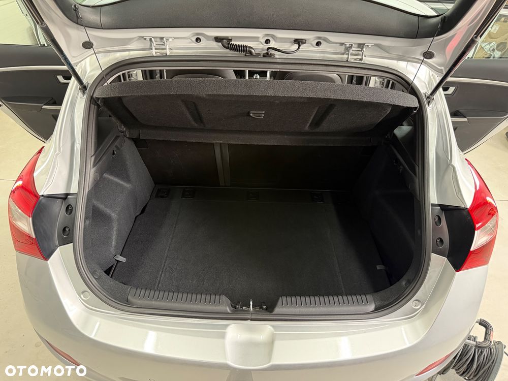 Hyundai i30 blue 1.6 CRDi Style - 14