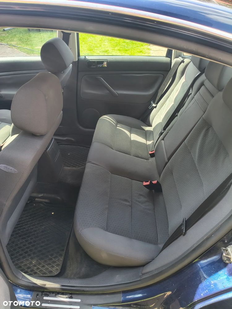 Volkswagen Passat 2.0 Basis - 4