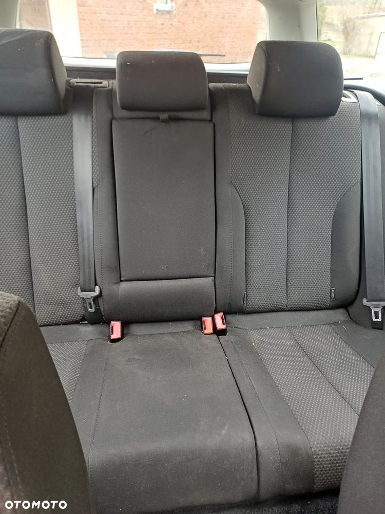 Volkswagen Passat 1.9 TDI Highline - 9