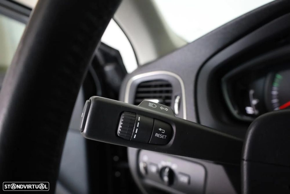 Volvo V40 2.0 D3 Momentum - 34