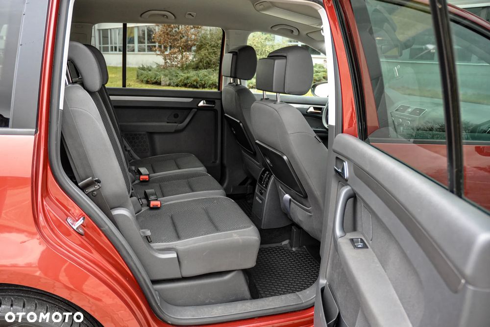 Volkswagen Touran - 12