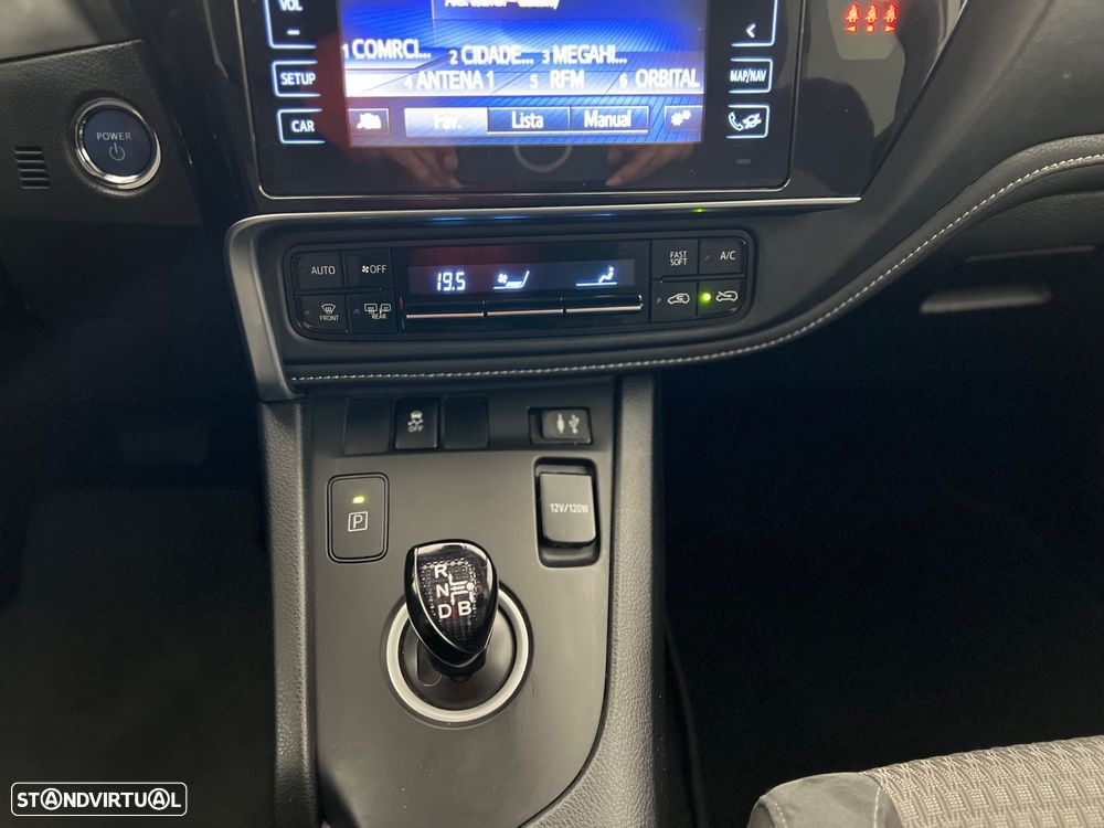 Toyota Auris Touring Sports 1.8 HSD Comfort - 16