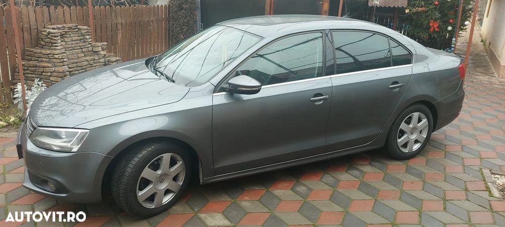 Volkswagen Jetta 2.0 TDI Sportline DSG - 2