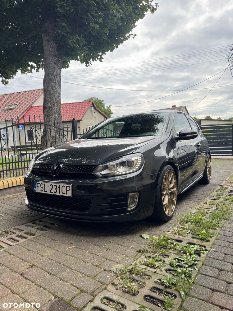 Volkswagen Golf - 1