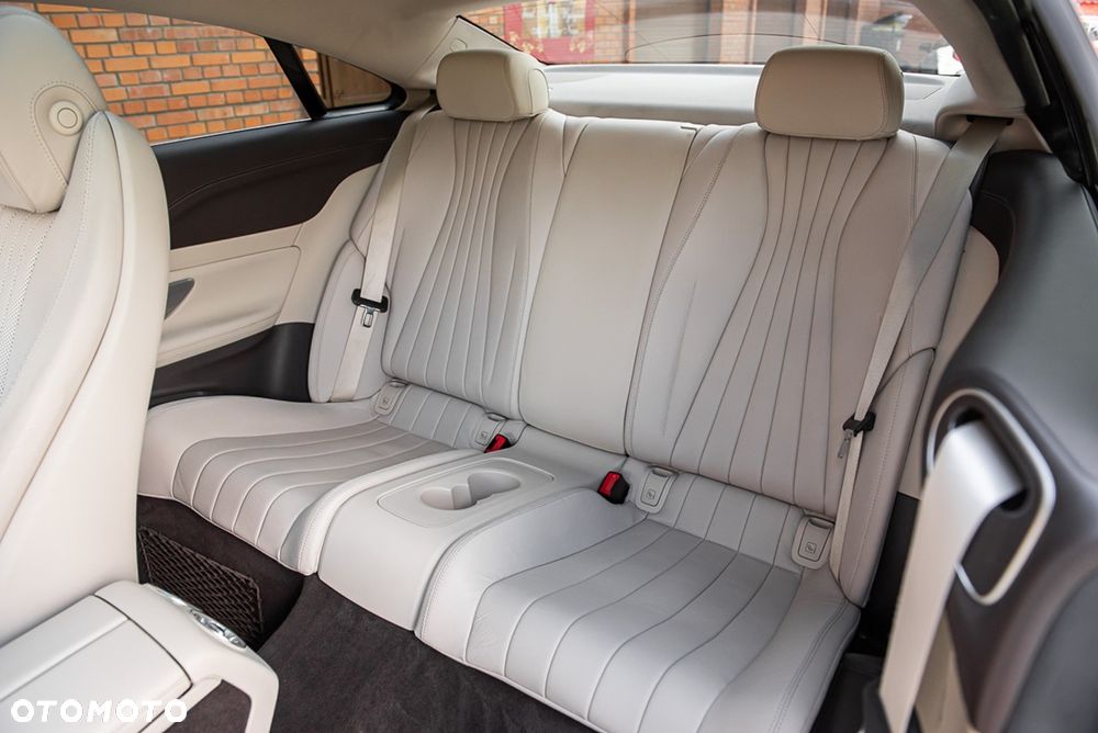 Mercedes-Benz Klasa E 300 9G-TRONIC AMG Line - 33
