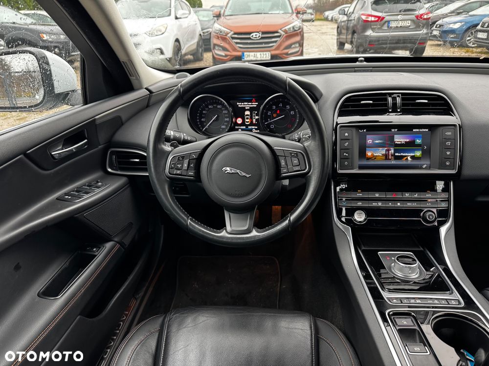 Jaguar XE 2.0 T Prestige - 33