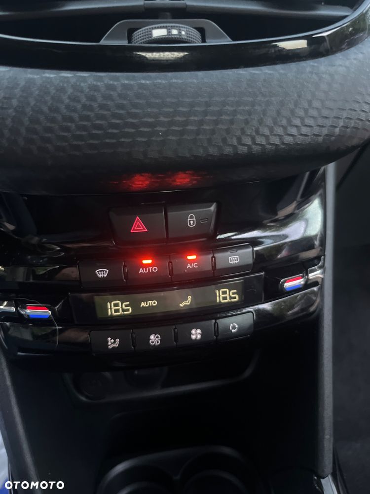 Peugeot 2008 1.2 Pure Tech Signature - 18
