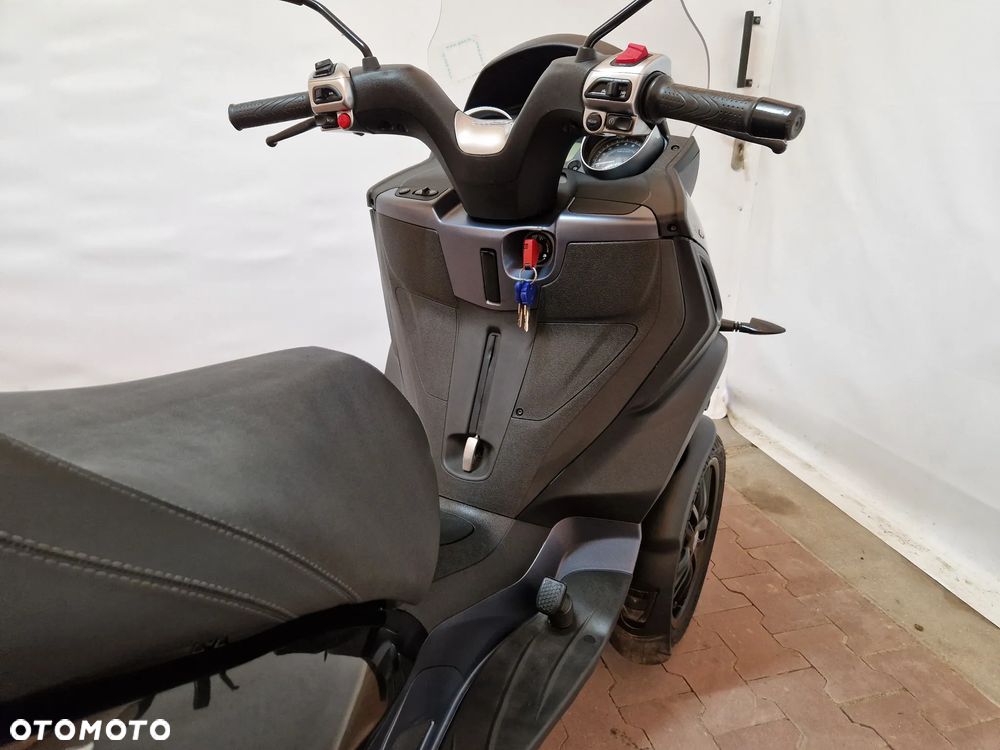 Piaggio MP-3 - 25
