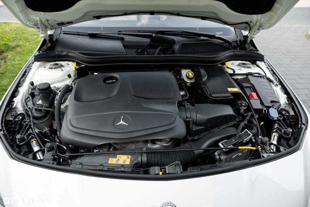 Mercedes-Benz CLA Shooting Brake 200 7G-DCT AMG Line - 40
