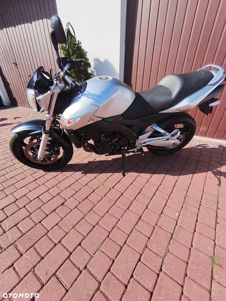 Suzuki GSR - 8