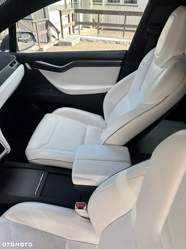 Tesla Model X - 9