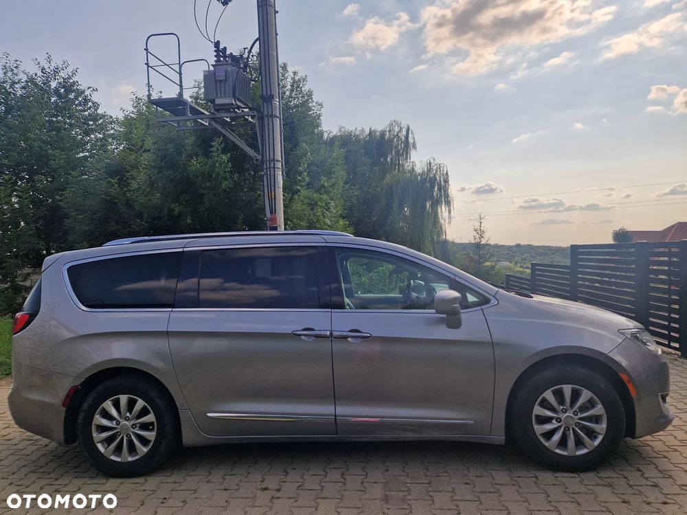 Chrysler Pacifica - 8