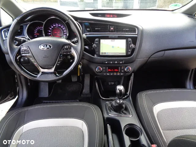 Kia Ceed 1.6 GDI ISG Dream-Team Edition - 9