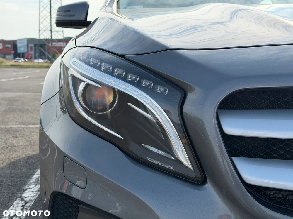 Mercedes-Benz GLA 180 7G-DCT - 12