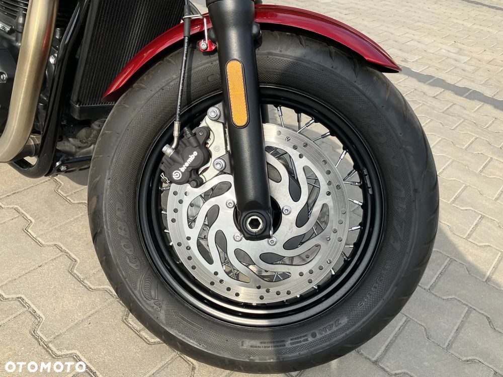 Triumph Bonneville Bobber - 12