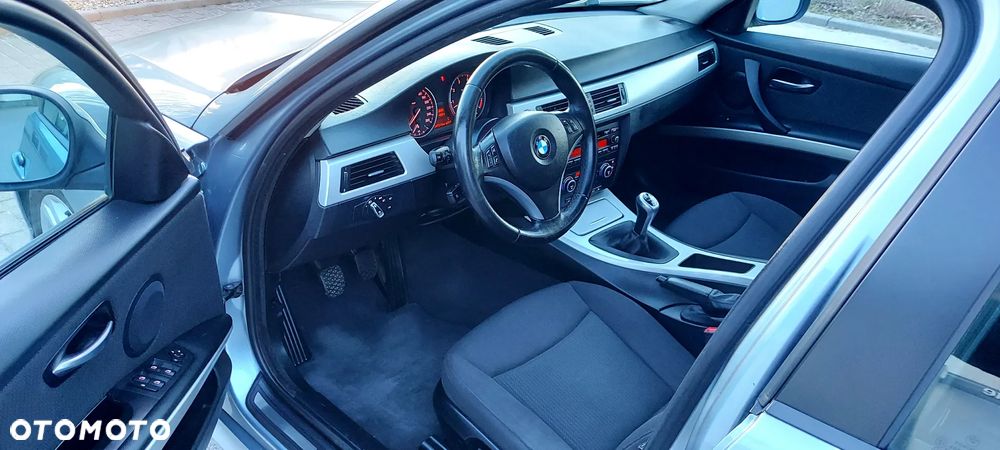 BMW Seria 3 318i Edition Exclusive - 21
