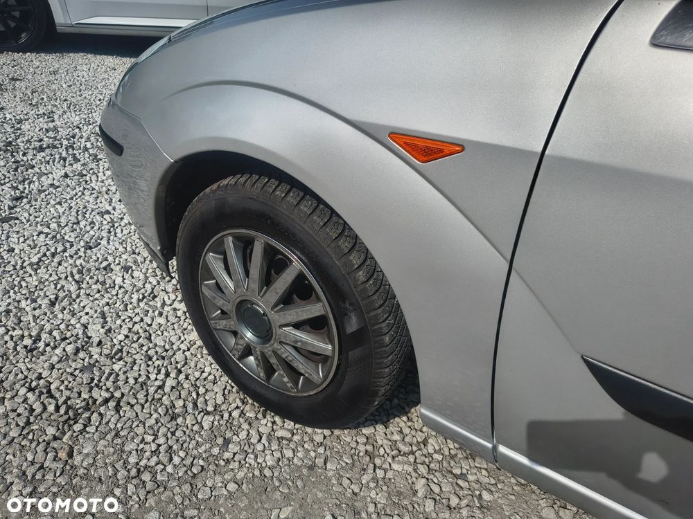 Ford Focus 1.6 Futura - 11