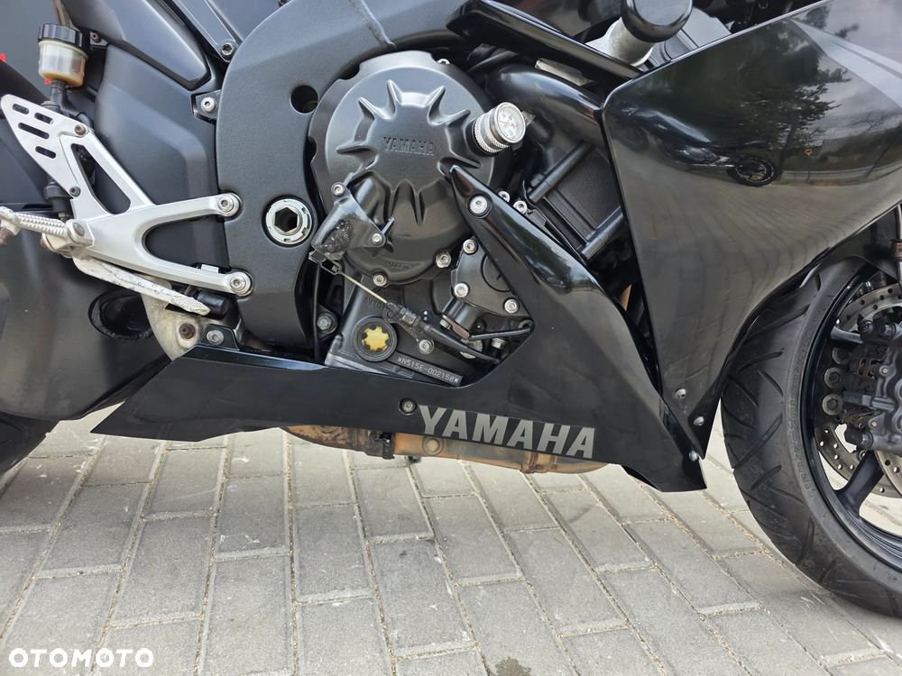Yamaha R1 - 25