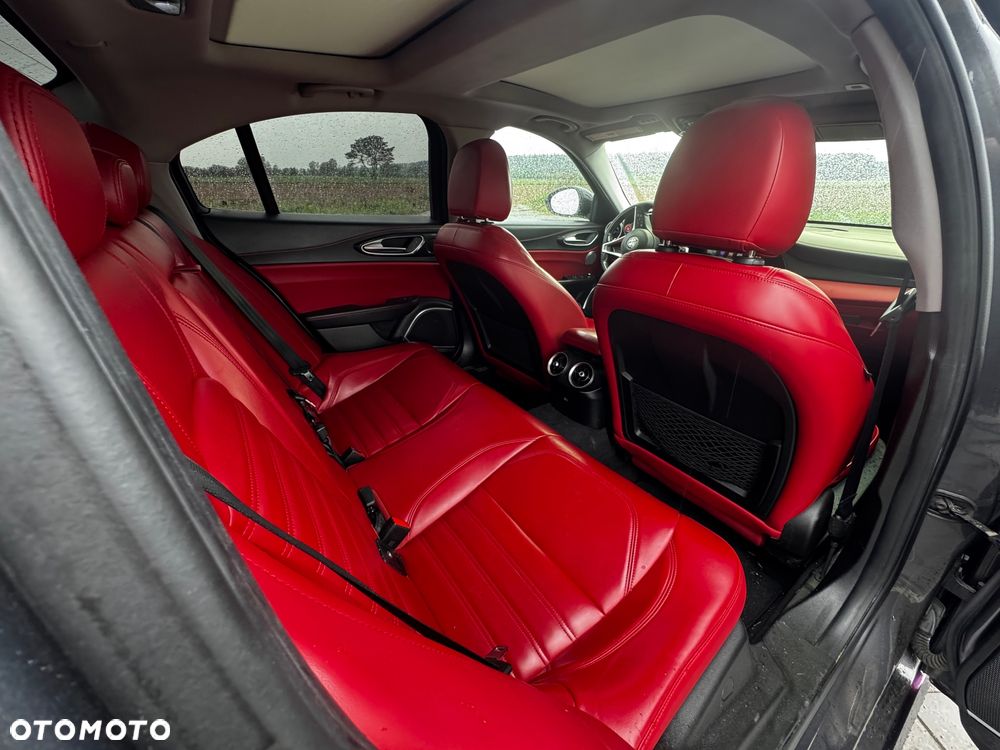 Alfa Romeo Giulia 2.0 Turbo 16V AT8-Q4 Intensa - 21