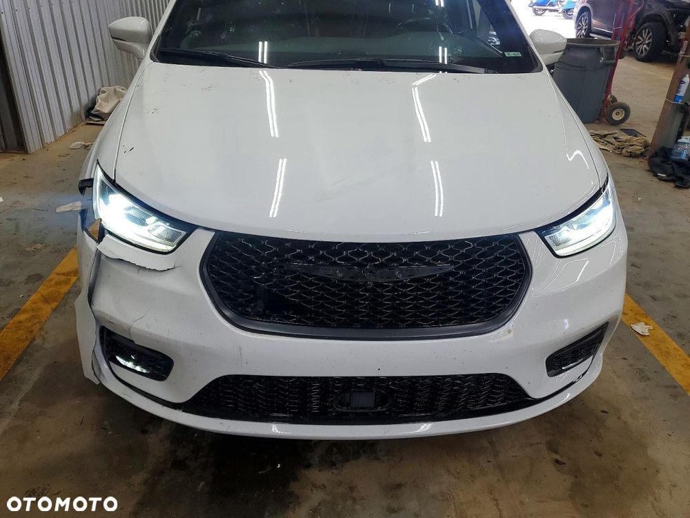 Chrysler Pacifica - 2