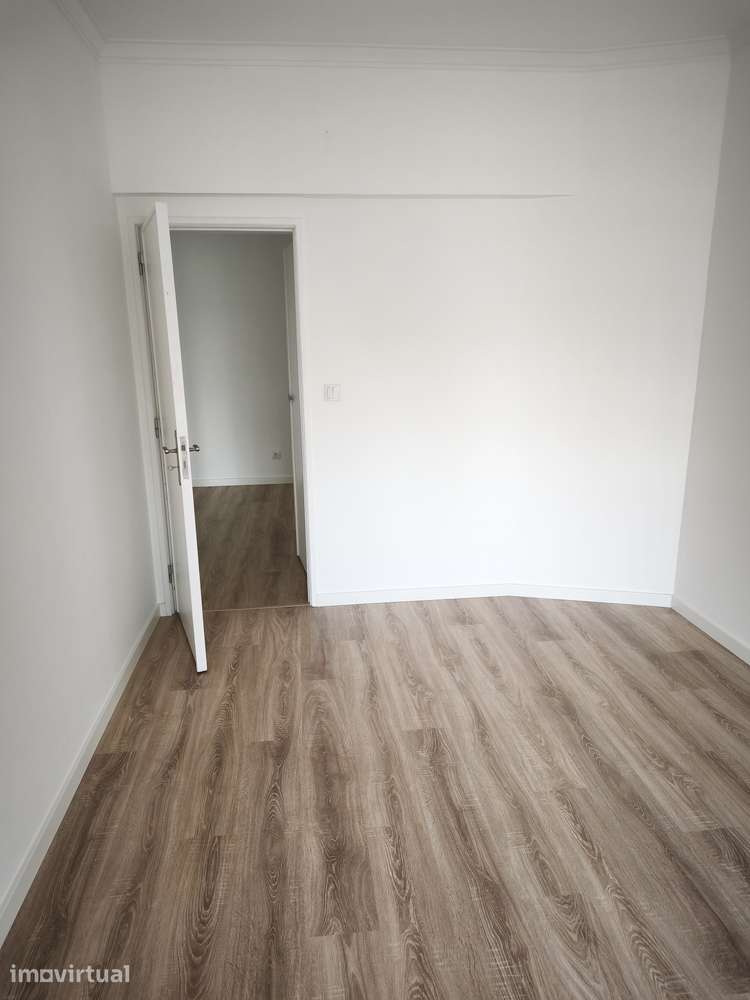 Apartamento T3 com 2 casas de banho em zona central do Laranjeiro - Grande imagem: 5/17