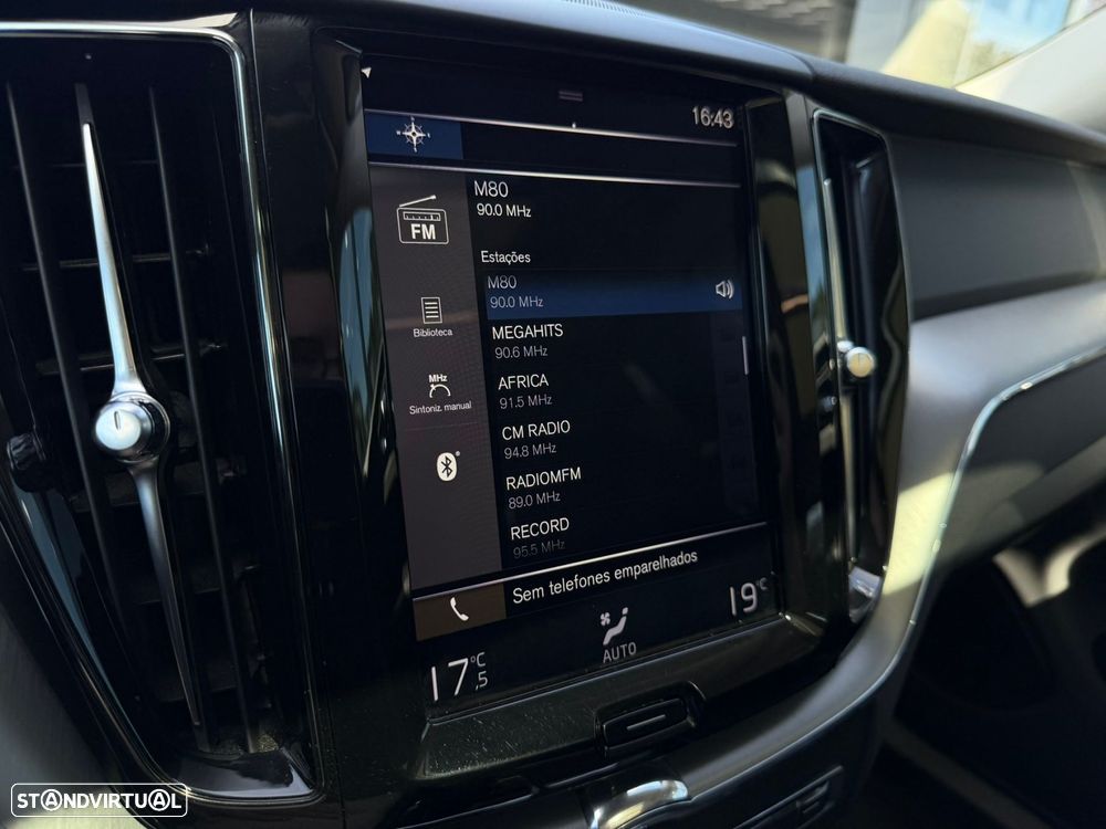 Volvo XC 60 2.0 T8 PHEV Momentum Plus AWD - 39