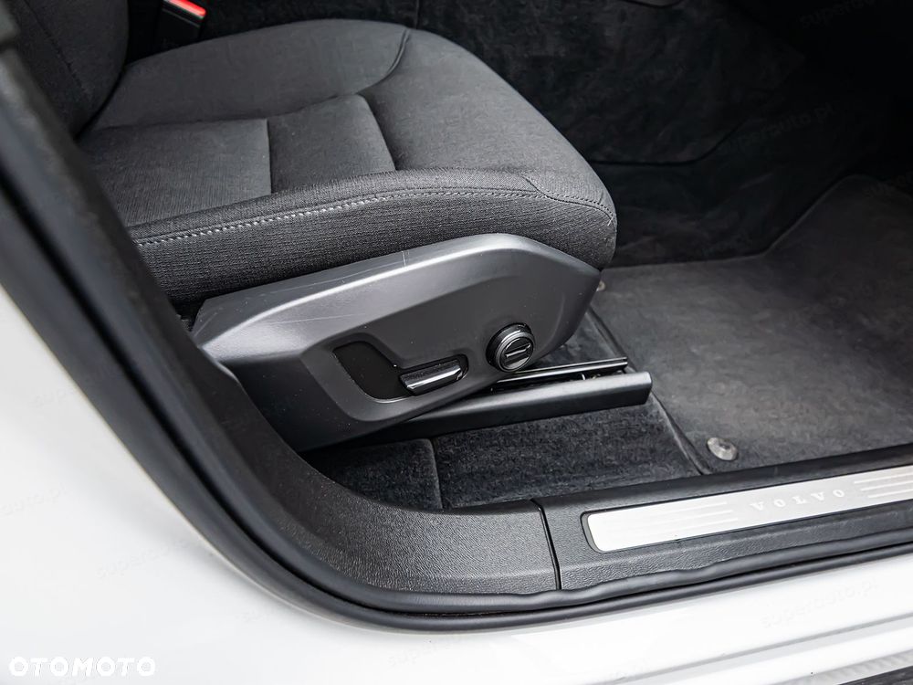 Volvo XC 60 B4 B Momentum - 11