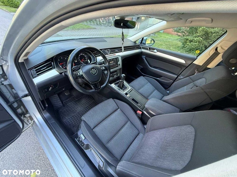 Volkswagen Passat - 4
