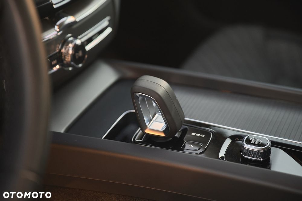 Volvo XC 60 B4 D AWD Momentum Pro - 32