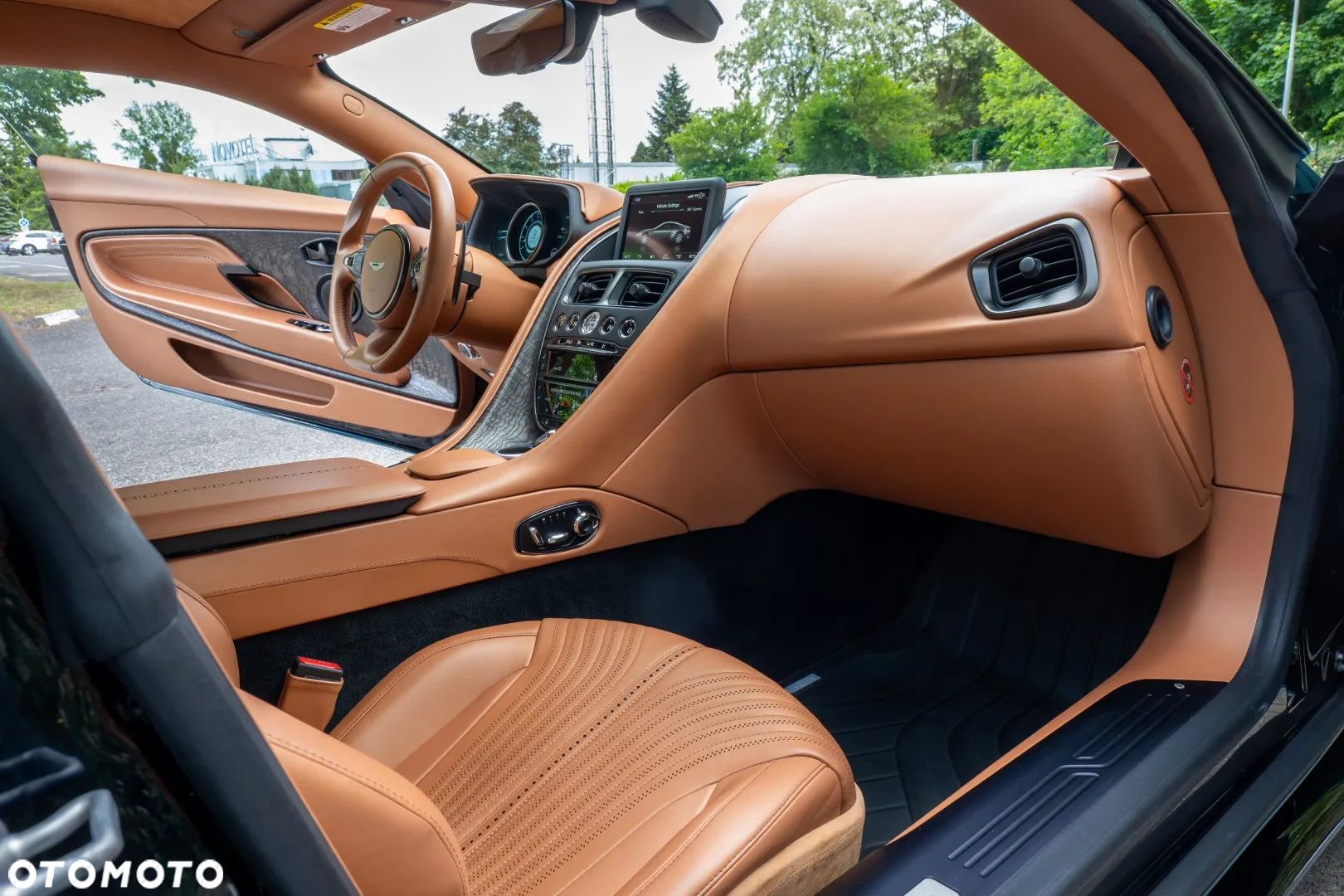Aston Martin DB11 Standard - 21