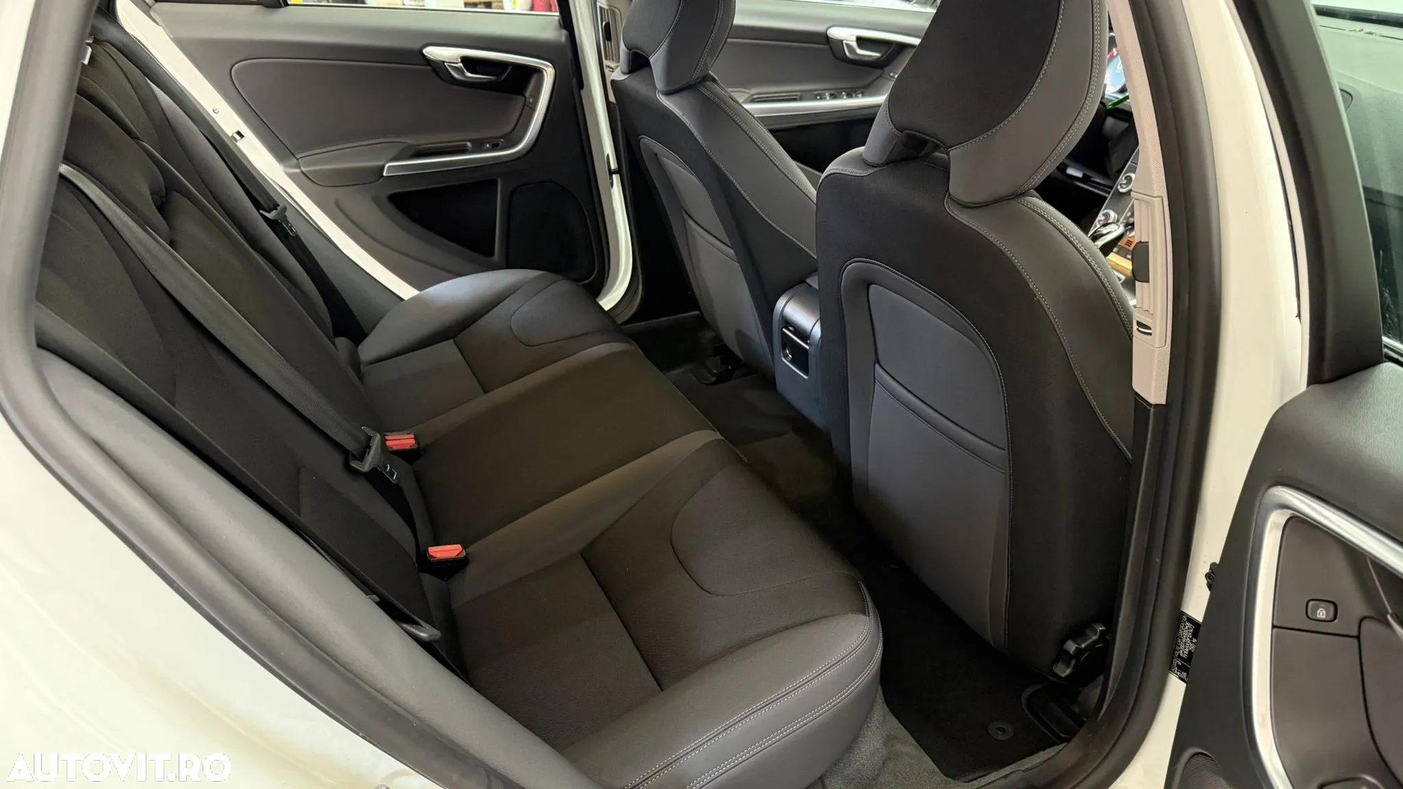 Volvo V60 D6 Plug-In-Hybrid AWD Geartronic Momentum - 8