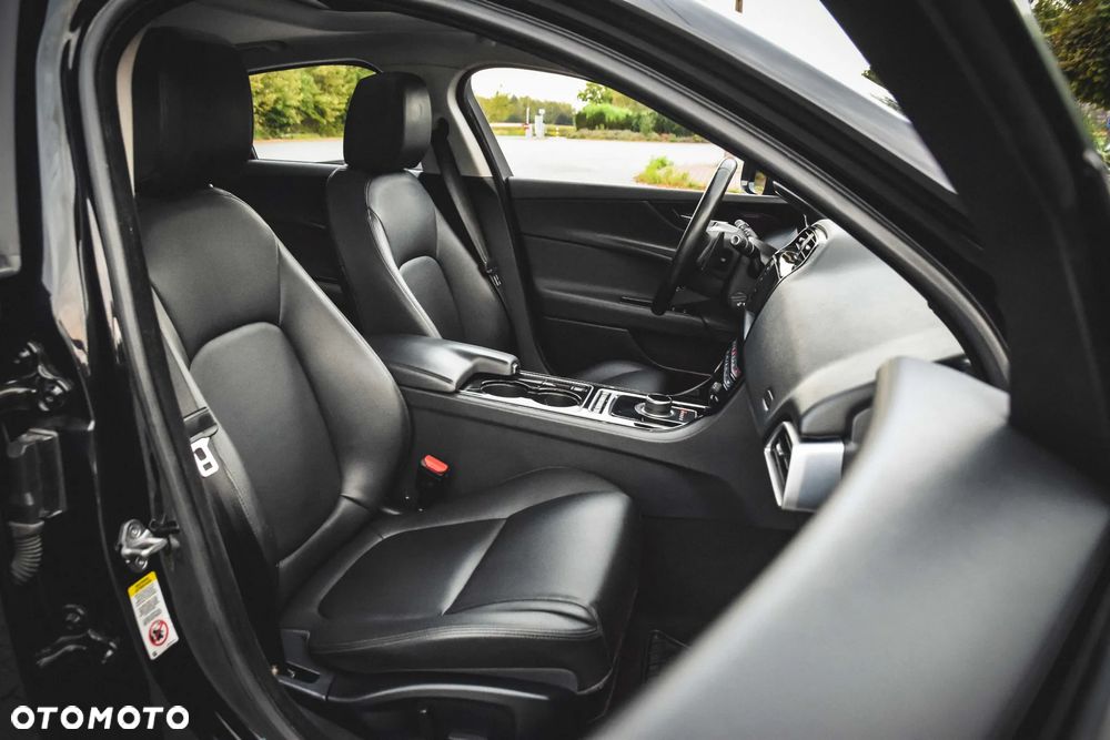 Jaguar XE 2.0 T R-Sport - 29
