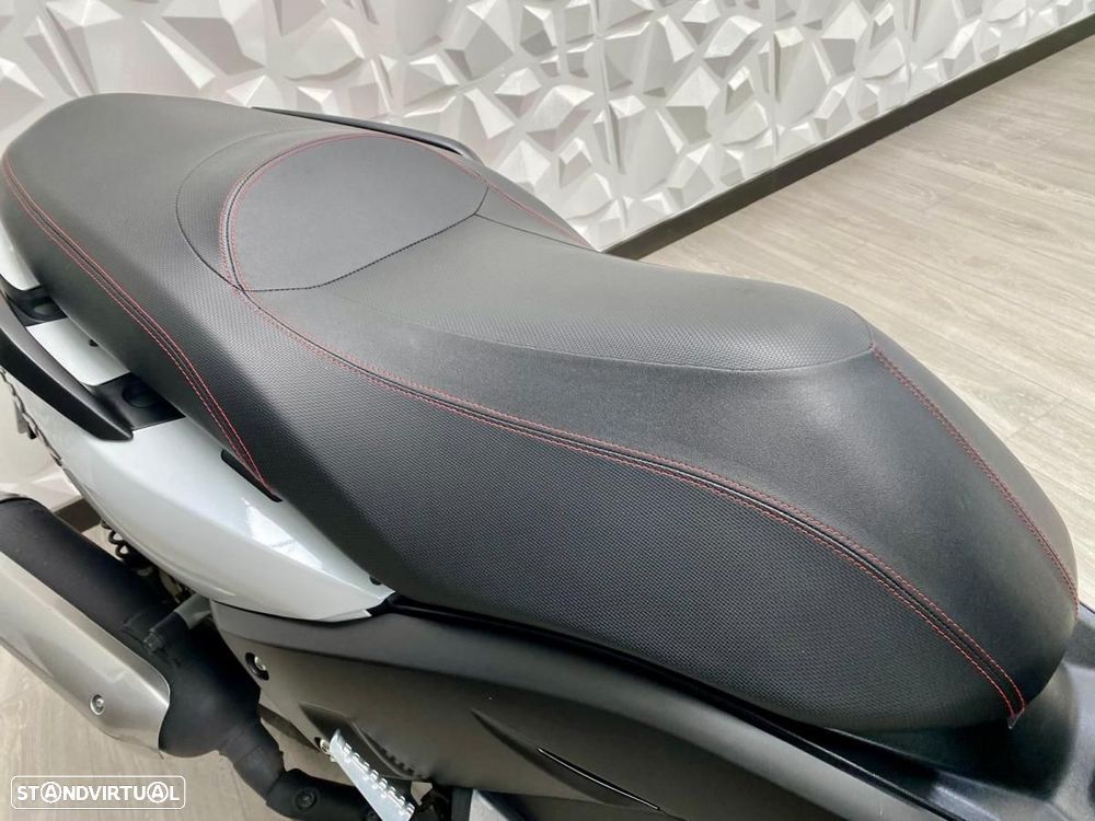 Yamaha X-Max - 10