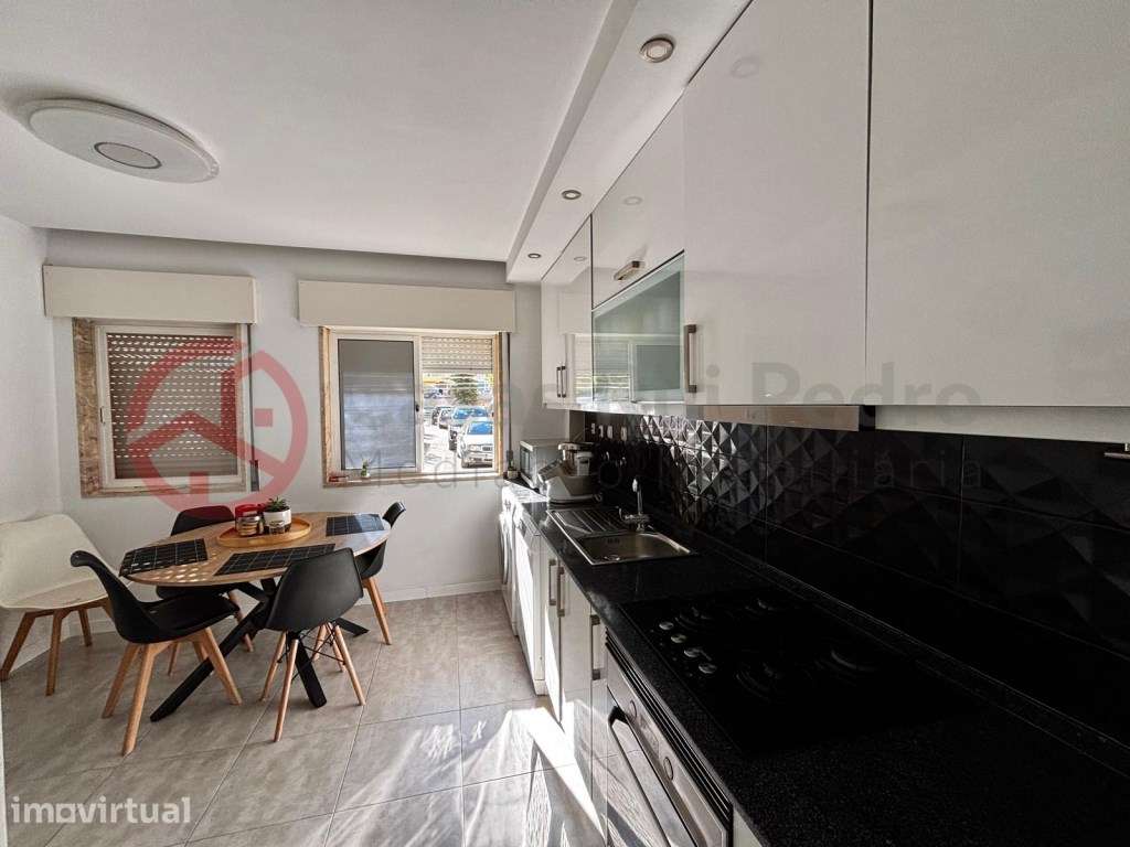 Apartamento T2 com arrecadação em Santa Marta do Pinhal, Corroios