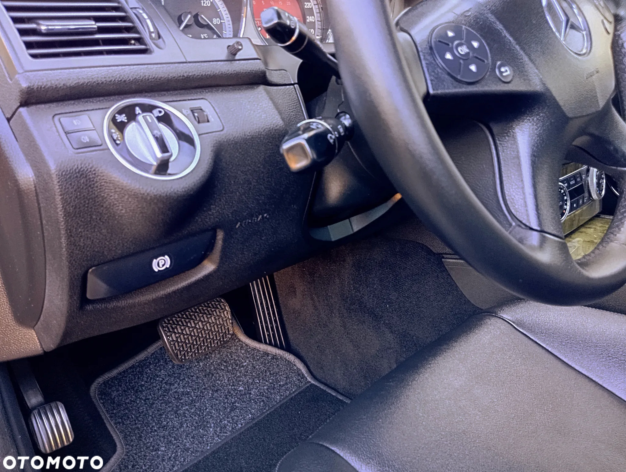 Mercedes-Benz Klasa C 200 CGI Automatik BlueEFFICIENCY Avantgarde - 16