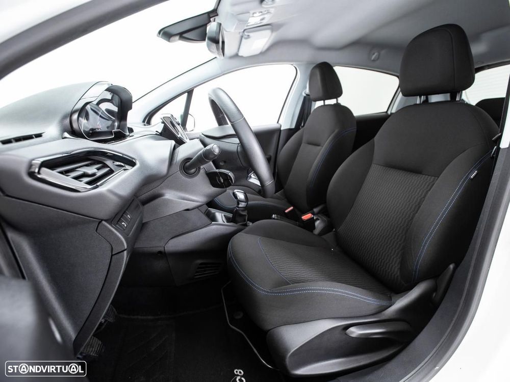 Peugeot 208 - 8
