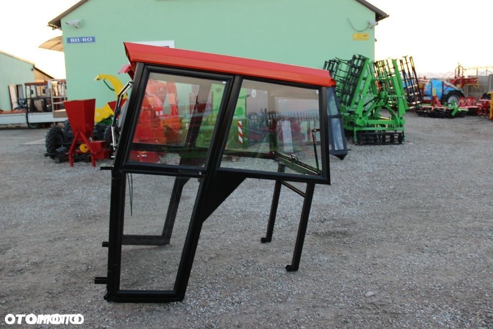 Kabina ciągnikowa do ciągnika MF 235 255 bez błotników CE - 3