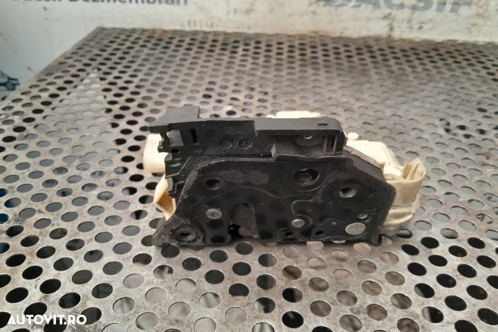 Broasca usa fata stanga 3C1B37015A Volkswagen VW Passat B6 [2005 - 20 - 3