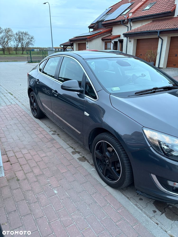 Opel Astra 1.4 T Business EU6 - 4