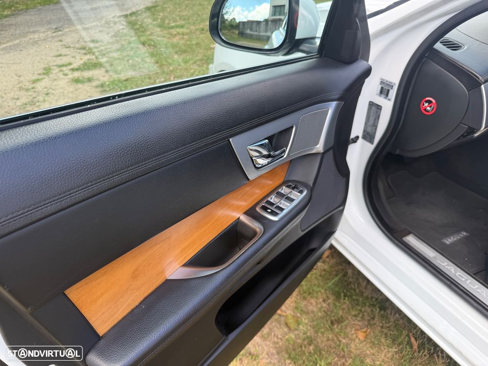 Jaguar XF Sportbrake 2.2 D Luxury - 12