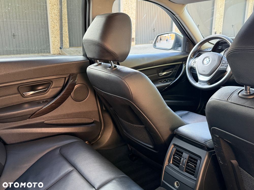 BMW Seria 3 330d Sport-Aut Luxury Line - 28