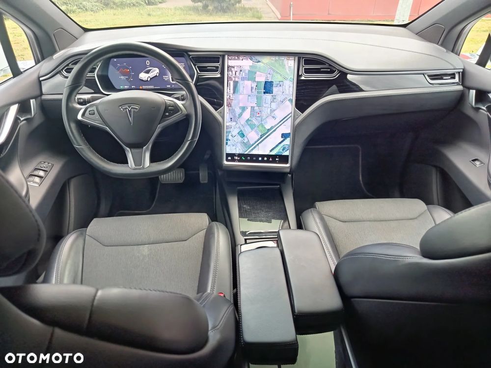 Tesla Model X 75 D - 21