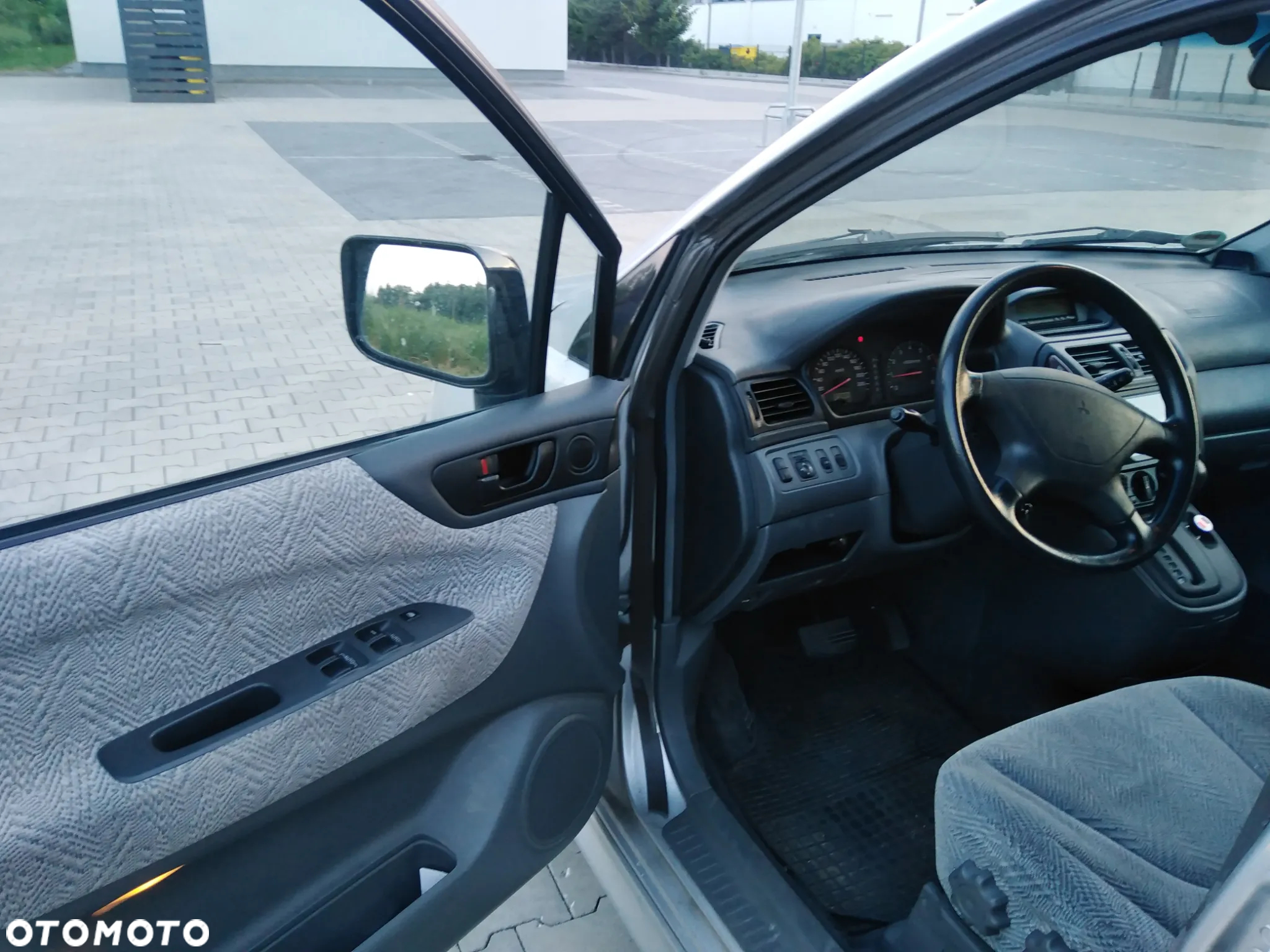Mitsubishi Space Wagon - 5