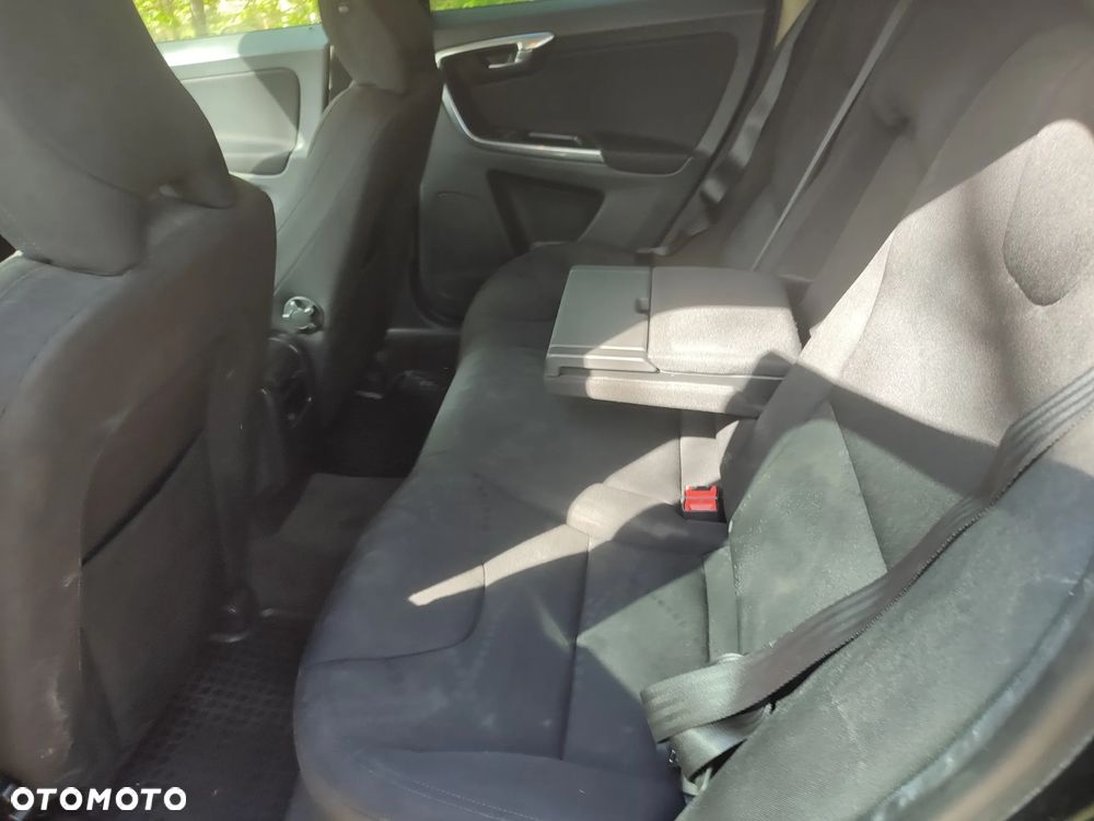 Volvo XC 60 2.4D AWD R-Design - 37