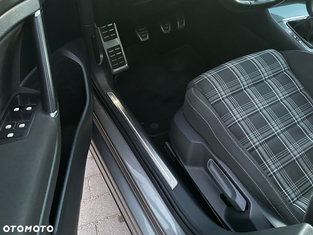 Volkswagen Golf - 20