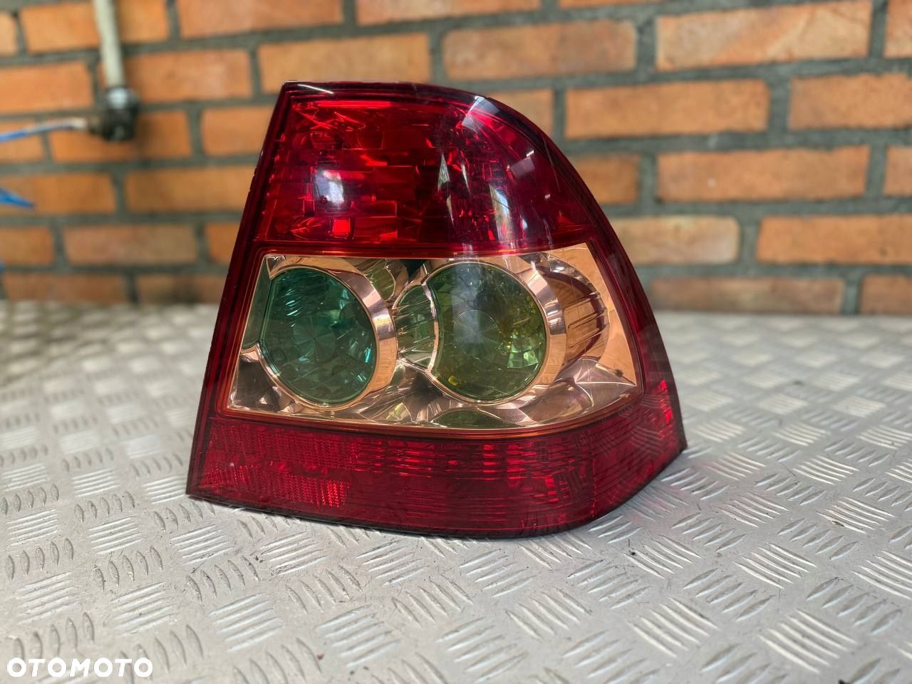 LAMPA PRAWA TYLNA TOYOTA COROLLA E12 SEDAN - 1
