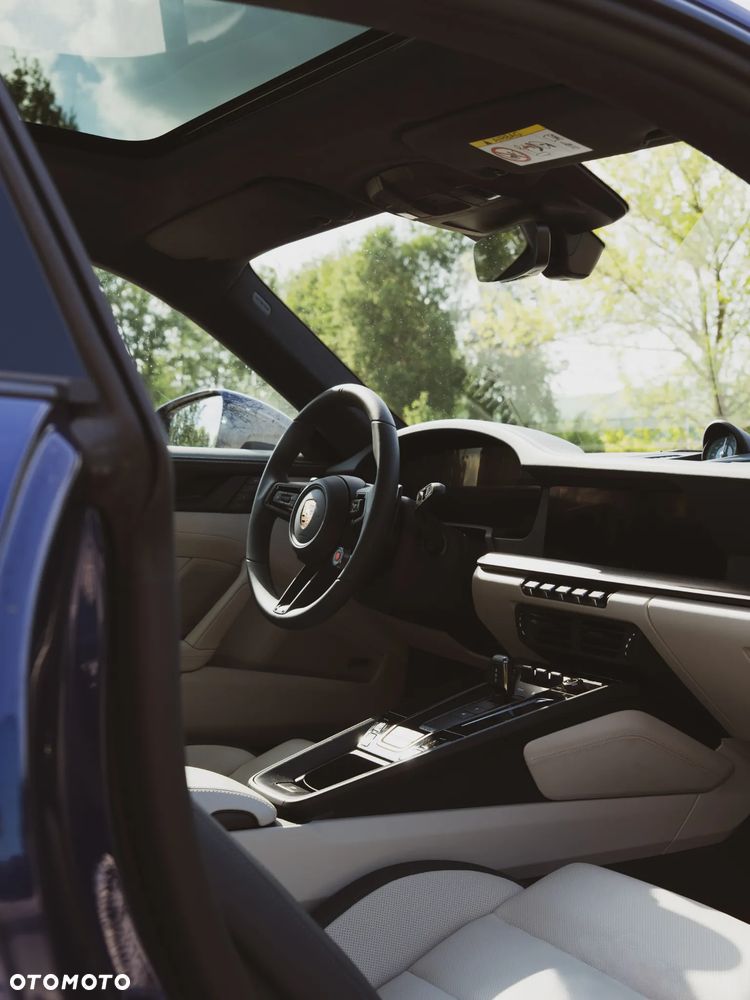 Porsche 911 Carrera 4 GTS - 8